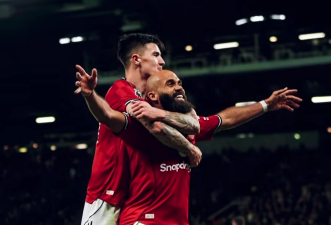 Benjamin Sesko dan Bryan Mbeumo merayakan gol.