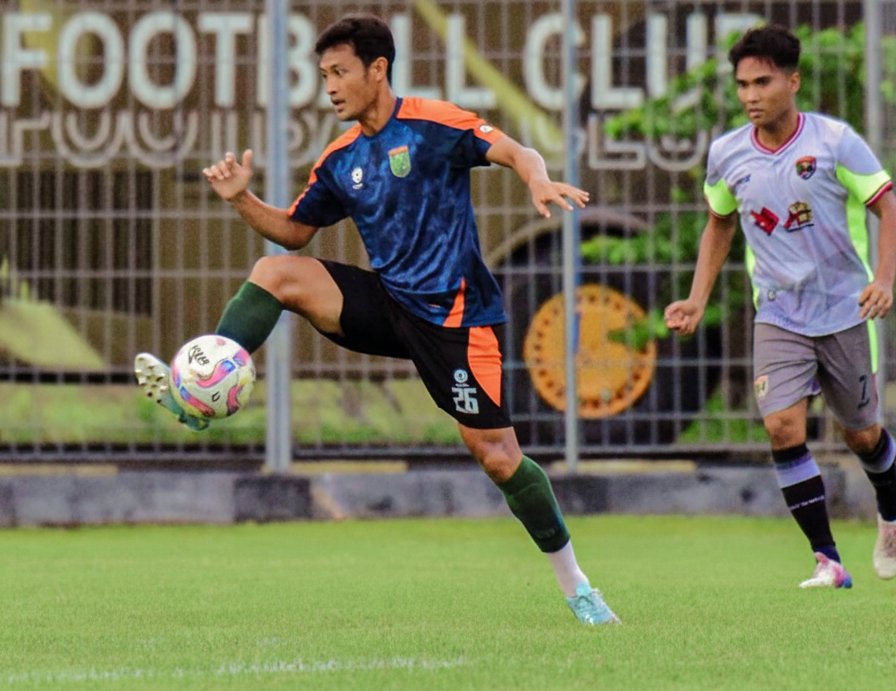 UJI COBA: Persibo mengalahkan Persinga Ngawi dengan skor akhir 2-0 di Lapangan Desa Pejambon, Kecamatan Sumberrejo, Sabtu (1/11).