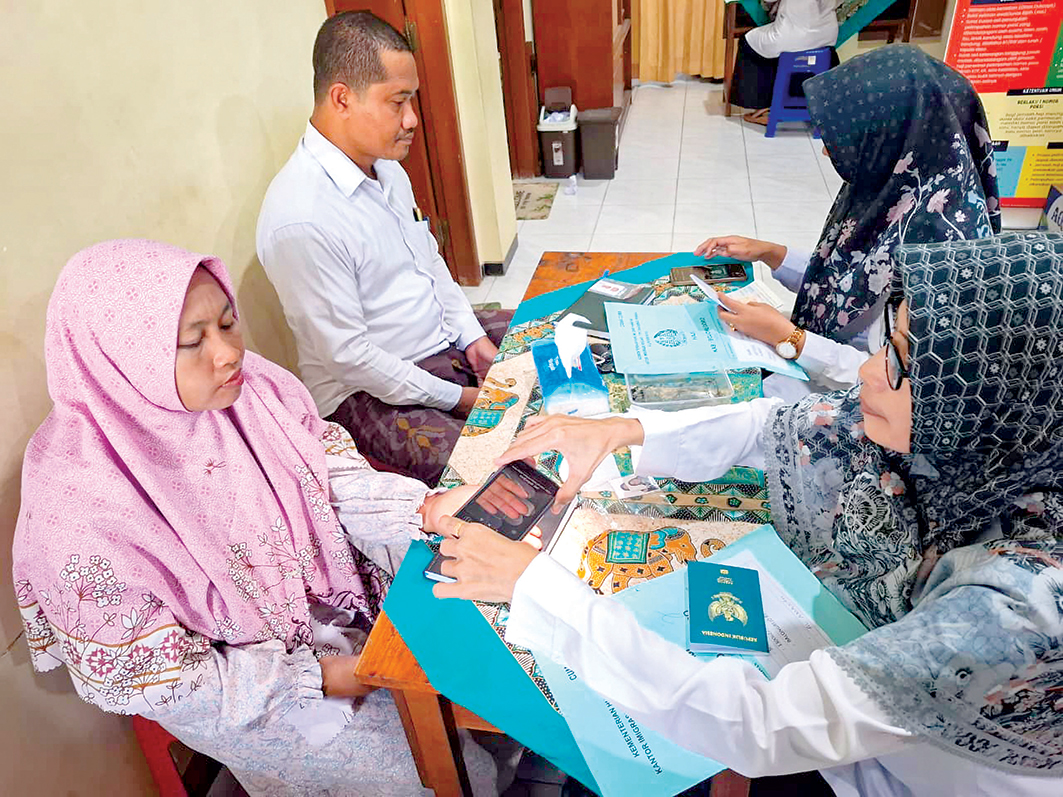 HAJI: Petugas kantor Kemenag Bojonegoro tengah melakukan perekaman biovisa jemaah haji tahun ini.