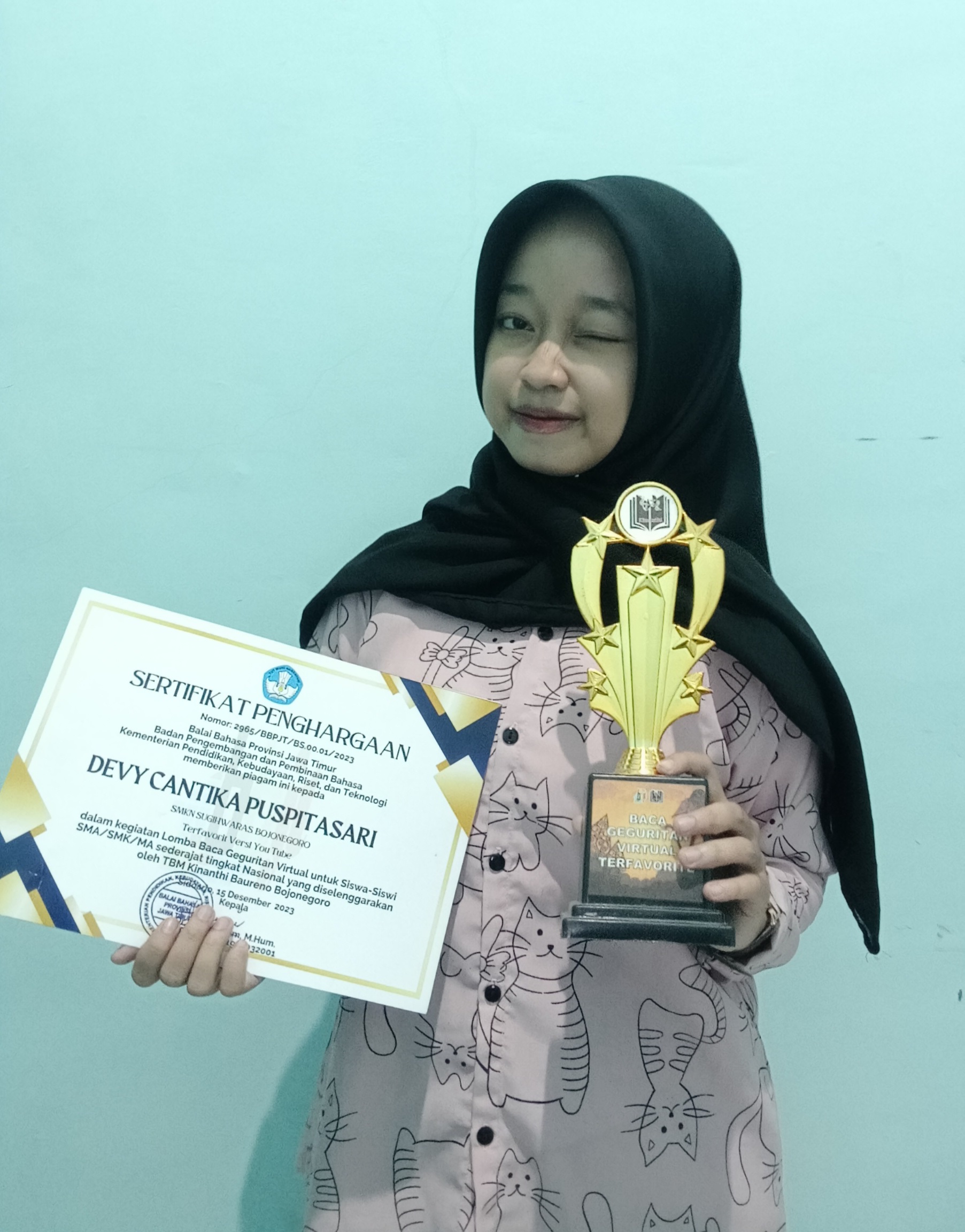 JUARA: Devy Cantika Puspitasari membawa piala juara lomba puisi.