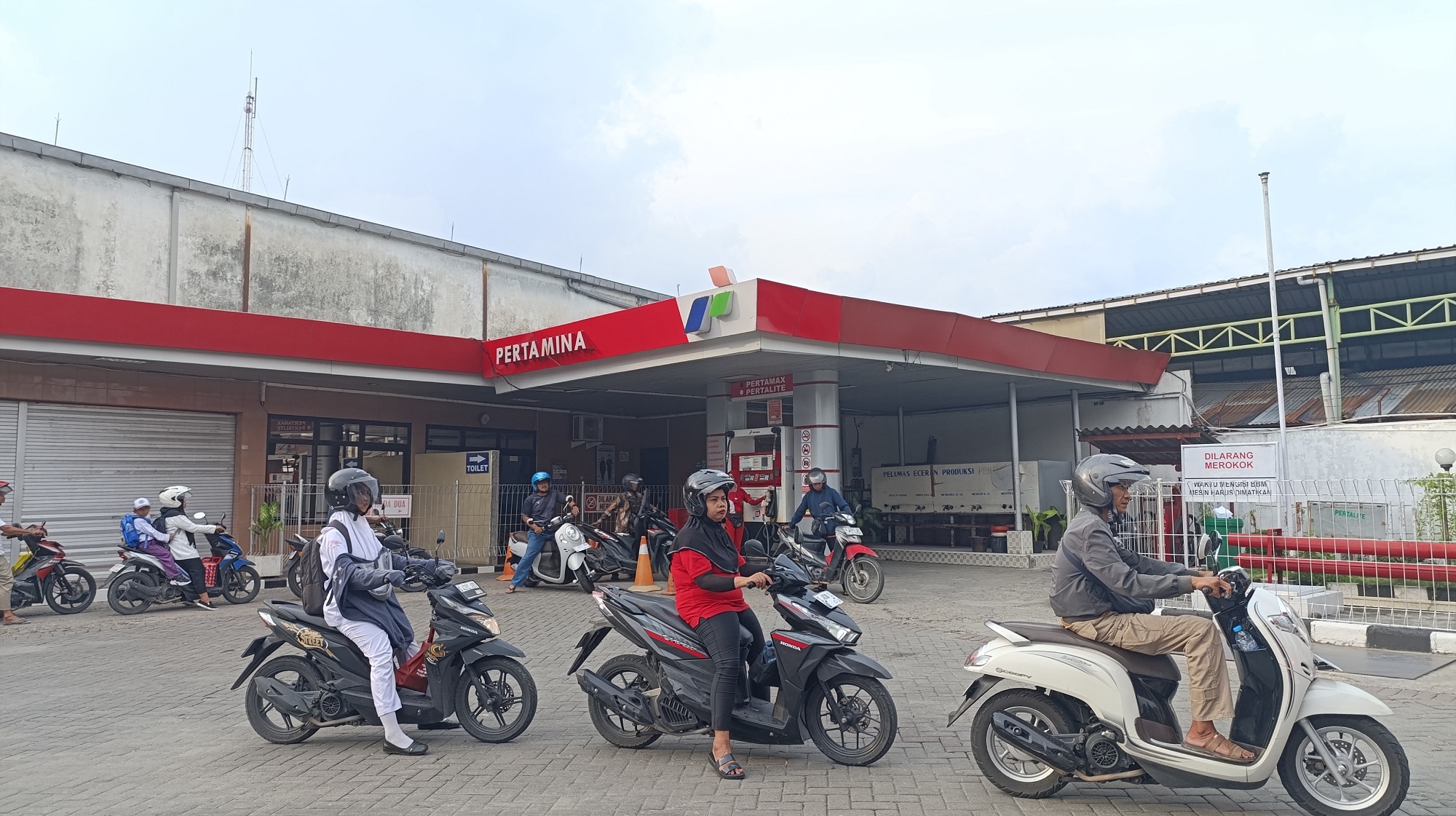 ISI PERTALITE: Warga sedang mengisi pertalite di SPBU, Kabupaten Bojonegoro menjadi daerah dengan jumlah korban tertinggi. Yakni 217 laporan atau sekitar 45 persen dari total keluhan di Jawa Timur.