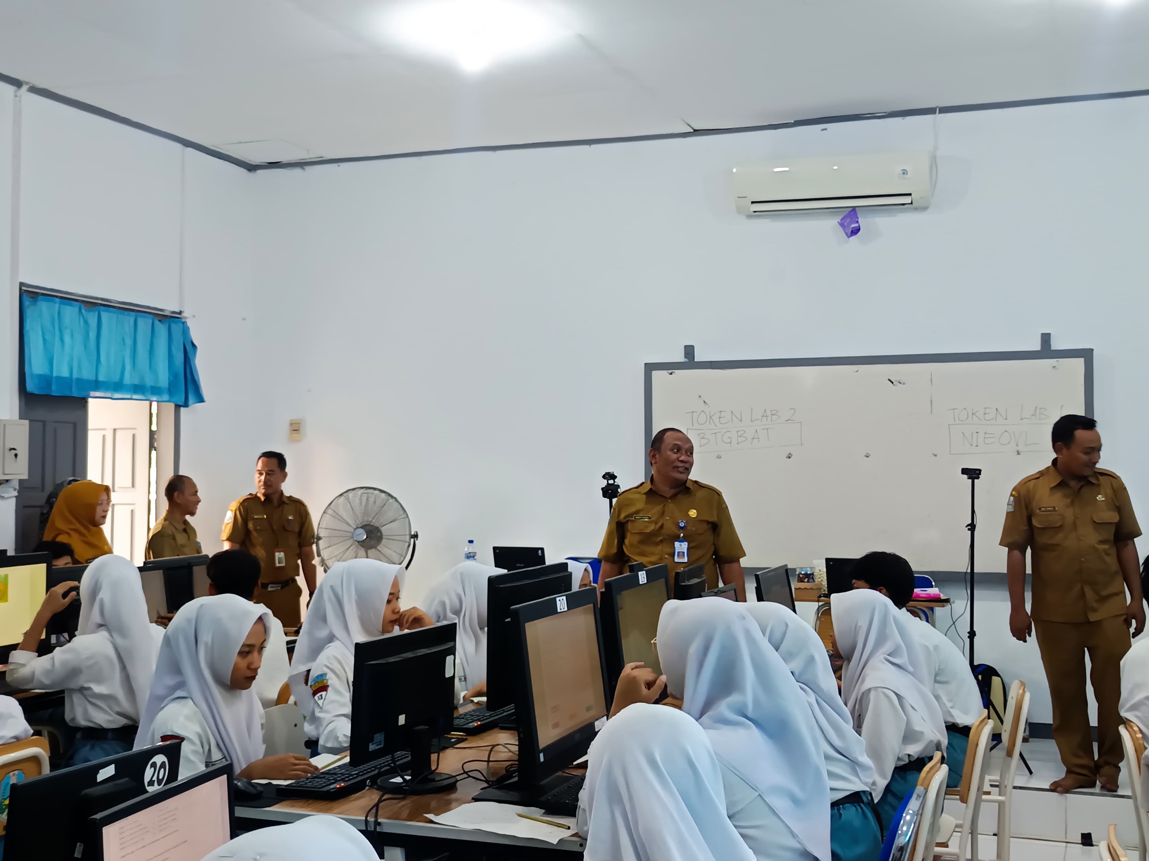 PANTAU TKA: Kepala Cabdindik Jawa Timur Wilayah Bojonegoro-Tuban Hidayat Rahman memantau langsung TKA di SMKN 4 Bojonegoro, SMAN 4 Bojonegoro, dan SMAN 2 Taruna Pamong Praja.