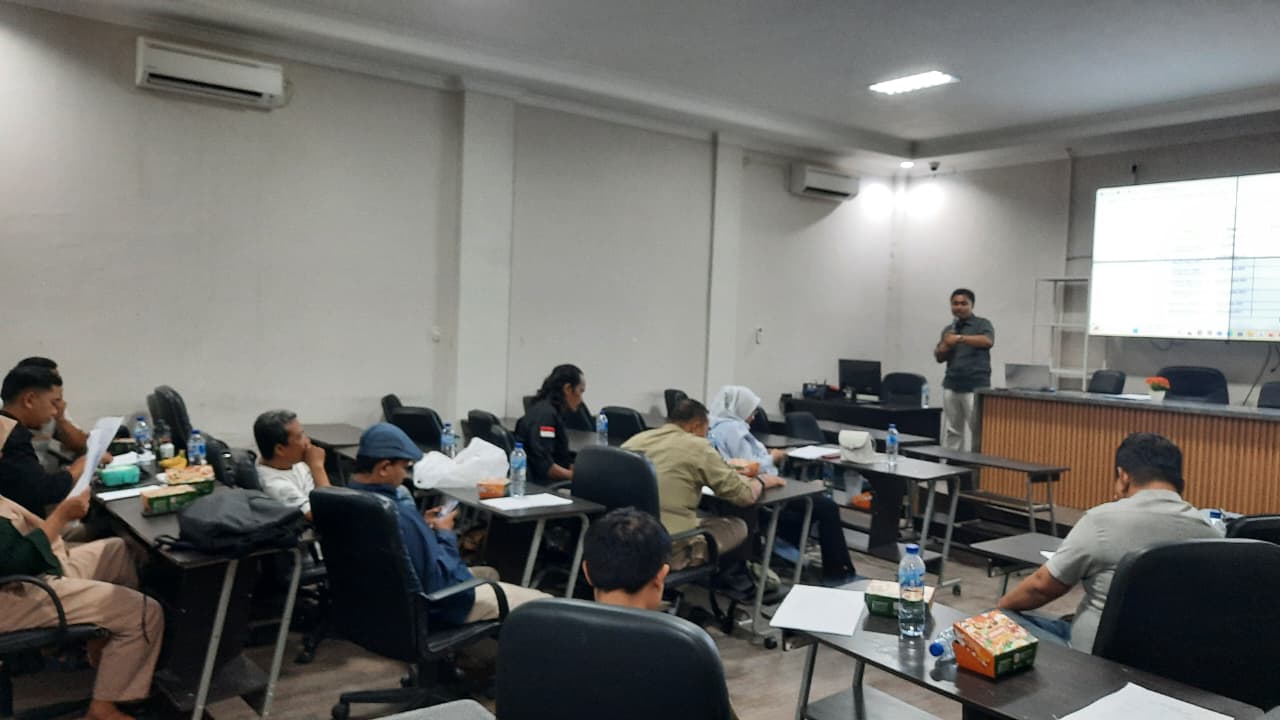 SOSIALISASI : Para anggota PWI Bojonegoro mengikuti sosialisasi pelaksanaan konferensi pemilihan ketua.