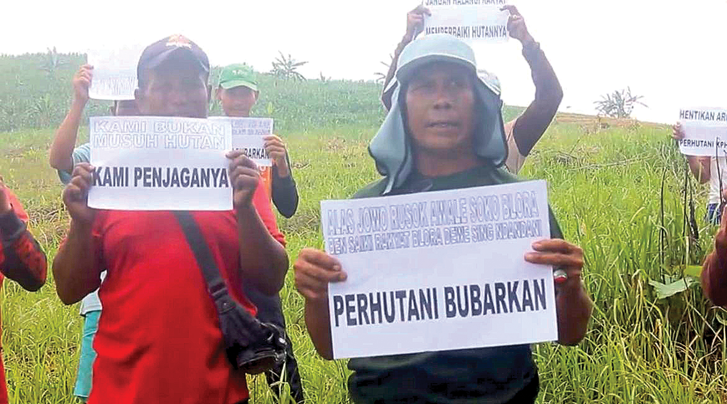 Puluhan petani hutan membentangkan tulisan, sebagai luapan aspirasi kepada pihak Perhutani.