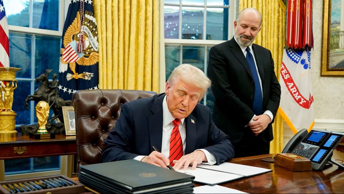 Donald Trump menandatangani tindakan eksekutif di Kantor Oval (10/2/2025). Al Drago/Bloomberg/Getty Images