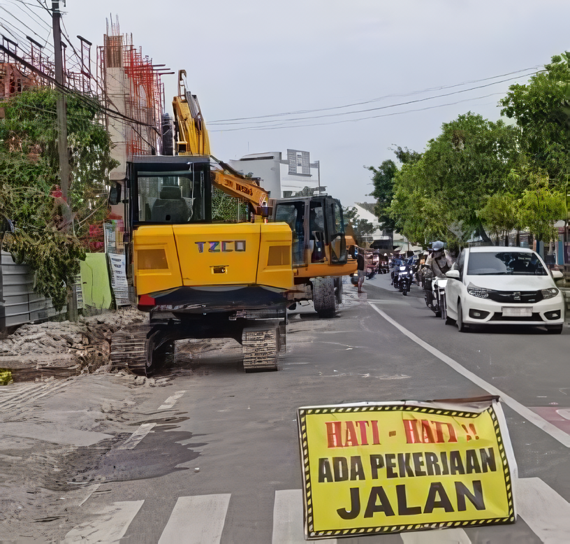 AKHIR TAHUN: Proyek trotoar dan drainase senilai Rp 50,8 miliar baru dikerjakan pada penghujung tahun, ditarget tuntas Desember 2025 mendatang.