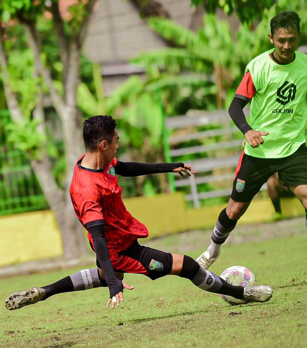 LATIHAN: Pelatih Persibo Iwan Setiawan perkuat Persibo dengan kualitas pemain inti dan lapis kedua atau cadangan harus seimbang.
