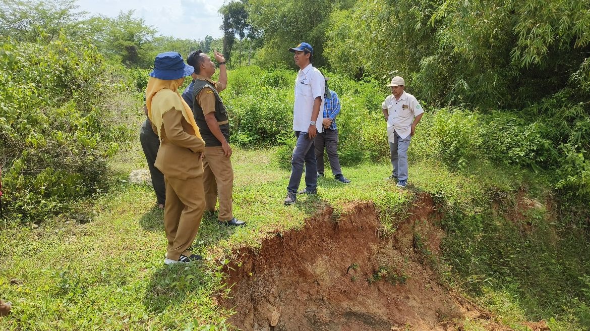BUTUH PENANGANAN: Salah satu titik tanggul longsor di Kelurahan Bangkle, Kecamatan Blora.