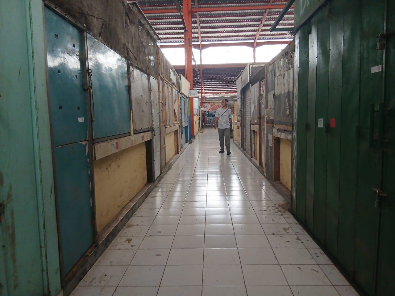 LENGANG: Potret kios di Pasar Sidomakmur tutup dan sepi.