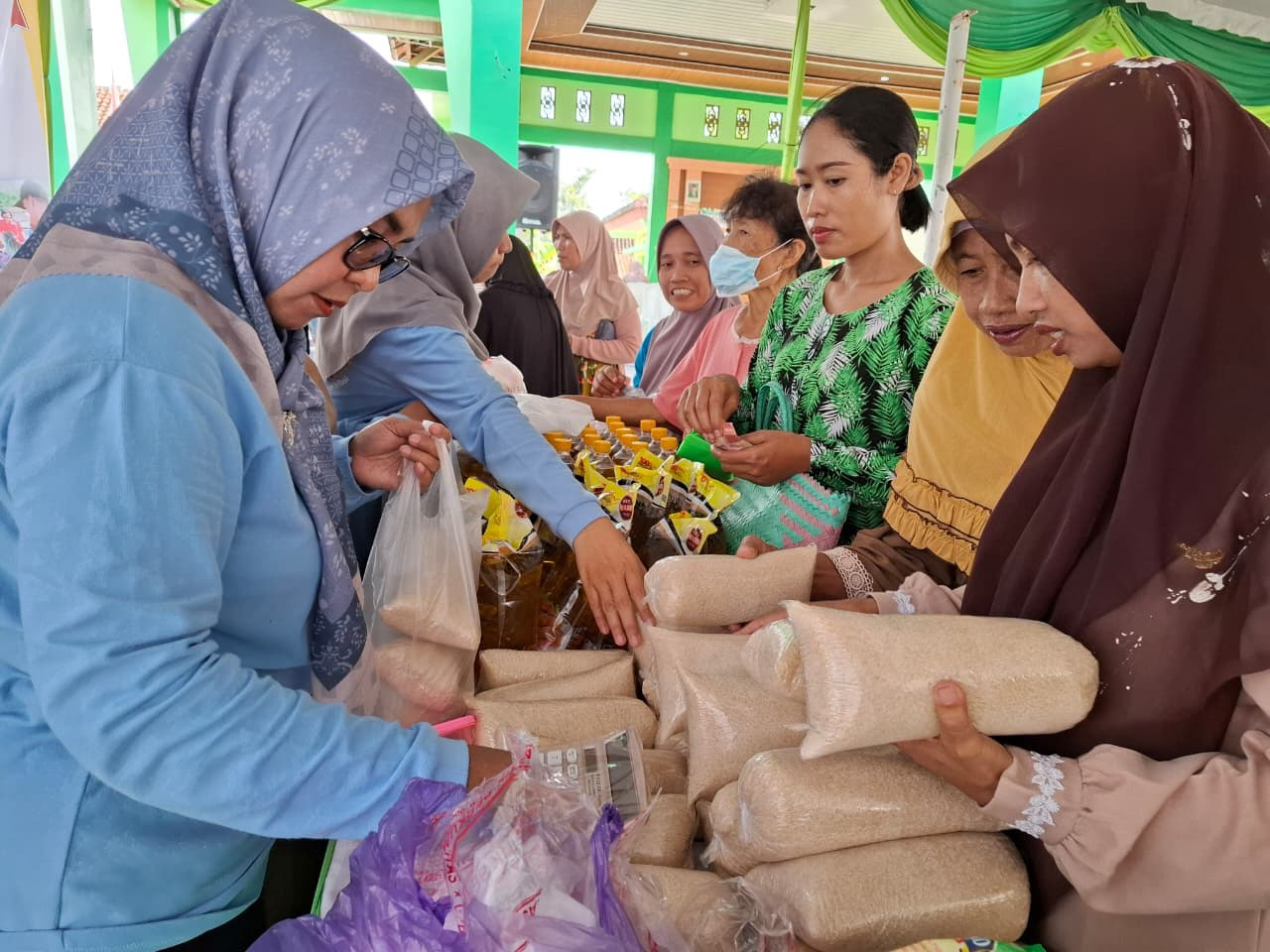 BELANJA: Ibu rumah tangga saat belanja kebutuhan pokok, menjelang Nataru harga kebutuhan dapur cenderung naik.