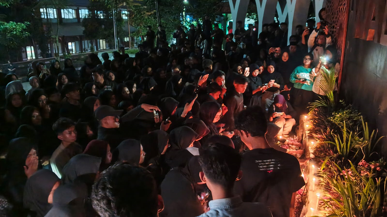 DOA BERSAMA: Mahasiswa UIN Walisongo Semarang menggelar doa bersama untuk para korban.