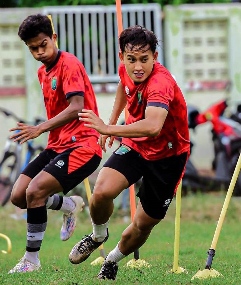 TAKTIK PERMAINAN: Pemain Persibo mendapat materi latihan tentang taktik dalam permainan. Terutama menyerang dan bertahan.