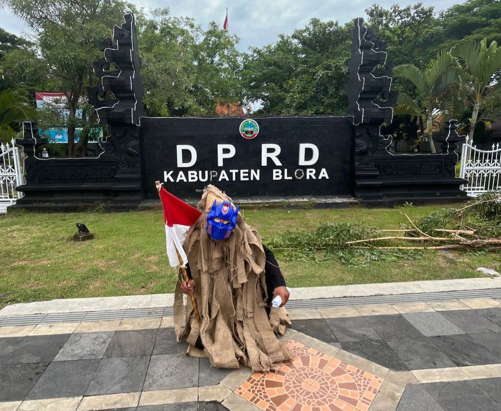 LUAPKAN ASPIRASI: Aktivis di Kabupaten Blora, Lilik Yuliantoro melakukan aksi teatrikal, sebagai bentuk kritikan terhadap kinerja dan anggaran perdin DPRD Blora.