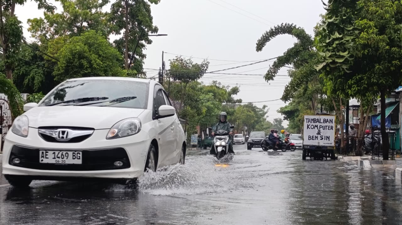 GENANGAN: Usai diguyur hujan deras pada Rabu sore lalu (5/11), ruas Jalan Panglima Sudirman tergenang.