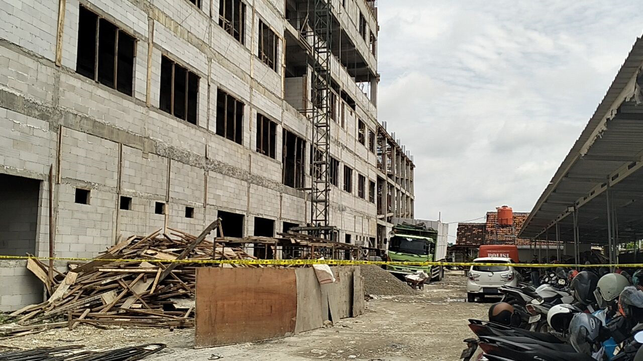 OLAH TKP: Penyidik Polres Blora memasang garis polisi usai olah TKP tragedi kecelakaan kerja di lokasi proyek pembangunan RS PKU Muhammadiyah Blora pada 8 Februari 2025.