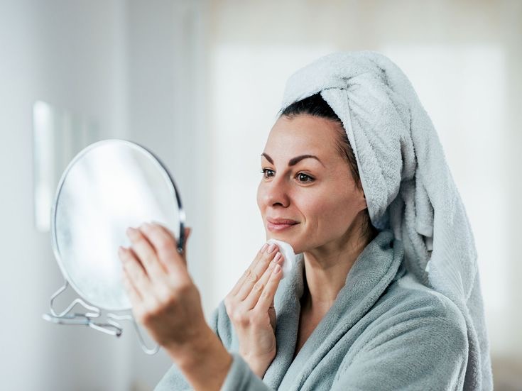 PEMBERSIHAN: Teknik double cleansing pada wajah memiliki banyak manfaat.