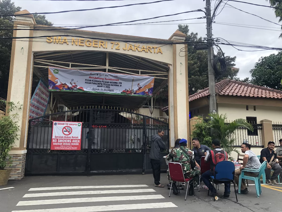 Sehari setelah insiden pengeboman di masjid SMAN 72 Jakarta, Polisi Polda Metro Jaya dan Polisi Militer TNI AL menjaga bersama-sama komplek sekolah tersebut. (Syahrul Yunizar/ Jawa Pos)