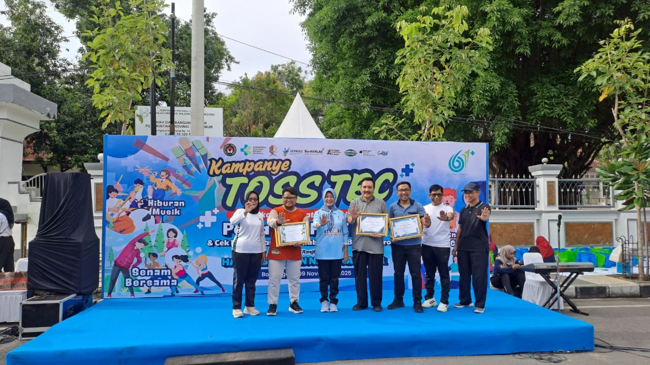 KAMPANYE: Pemkab Bojonegoro melalui Dinas Kesehatan menggelar kampanye TOSS TBC di CFD Alun-Alun Bojonegoro, Minggu pagi (9/11).