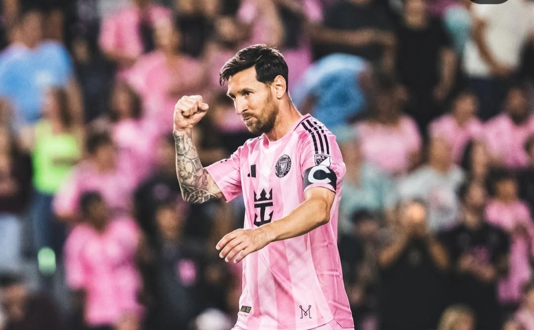 Kapten tim Inter Miami CF, Lionel Messi merayakan brace ke gawang Nashville.