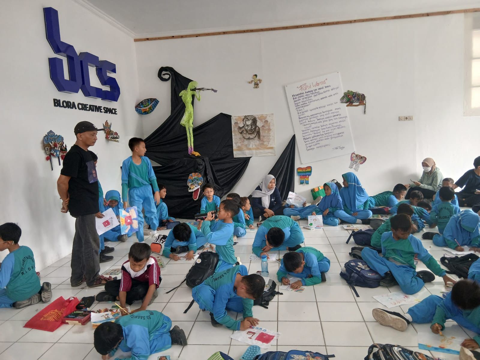 ANTUSIAS : Para siswa SD antusias mengikuti Sesi lokakarya melukis di Blora Creative Space.