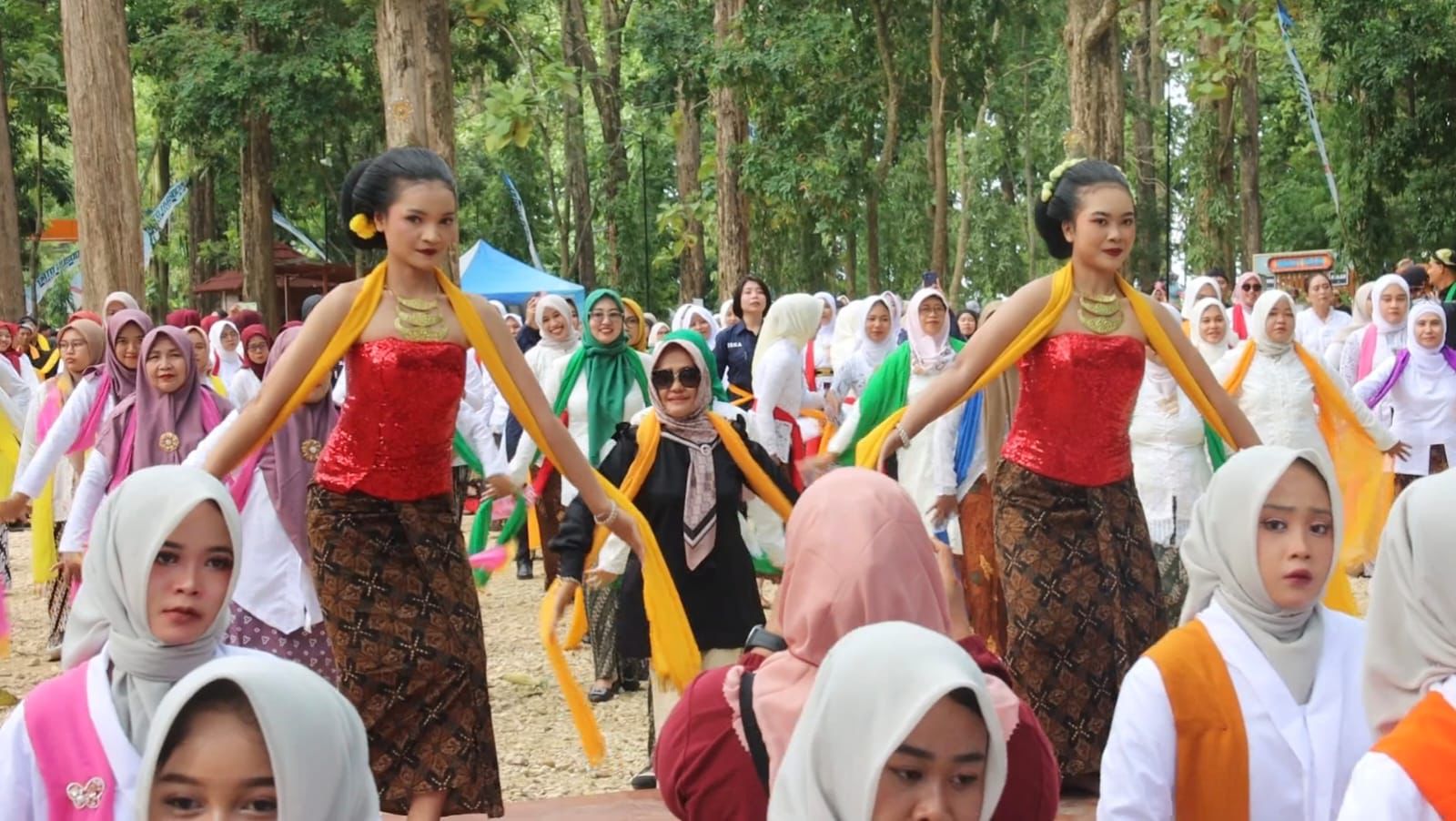 MASSAL : Ribuan penari tayub ada di Goa Terawang Eco Park. Mereka memuncaki acara Blora Culture Festival 2025.