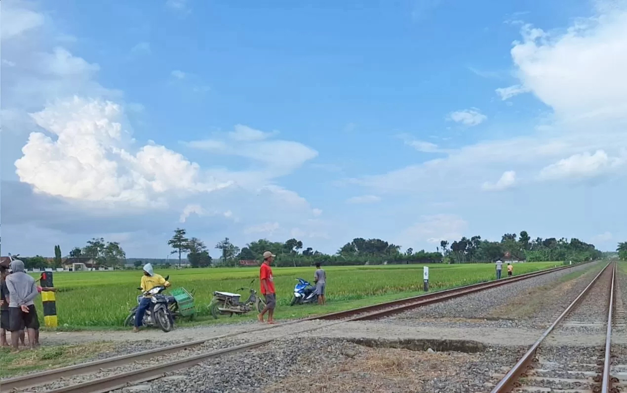 BUTUH PALANG PINTU: Perlintasan KA di Kecamatan Jati yang belum terdapat pos penjaga dan palang pintu.