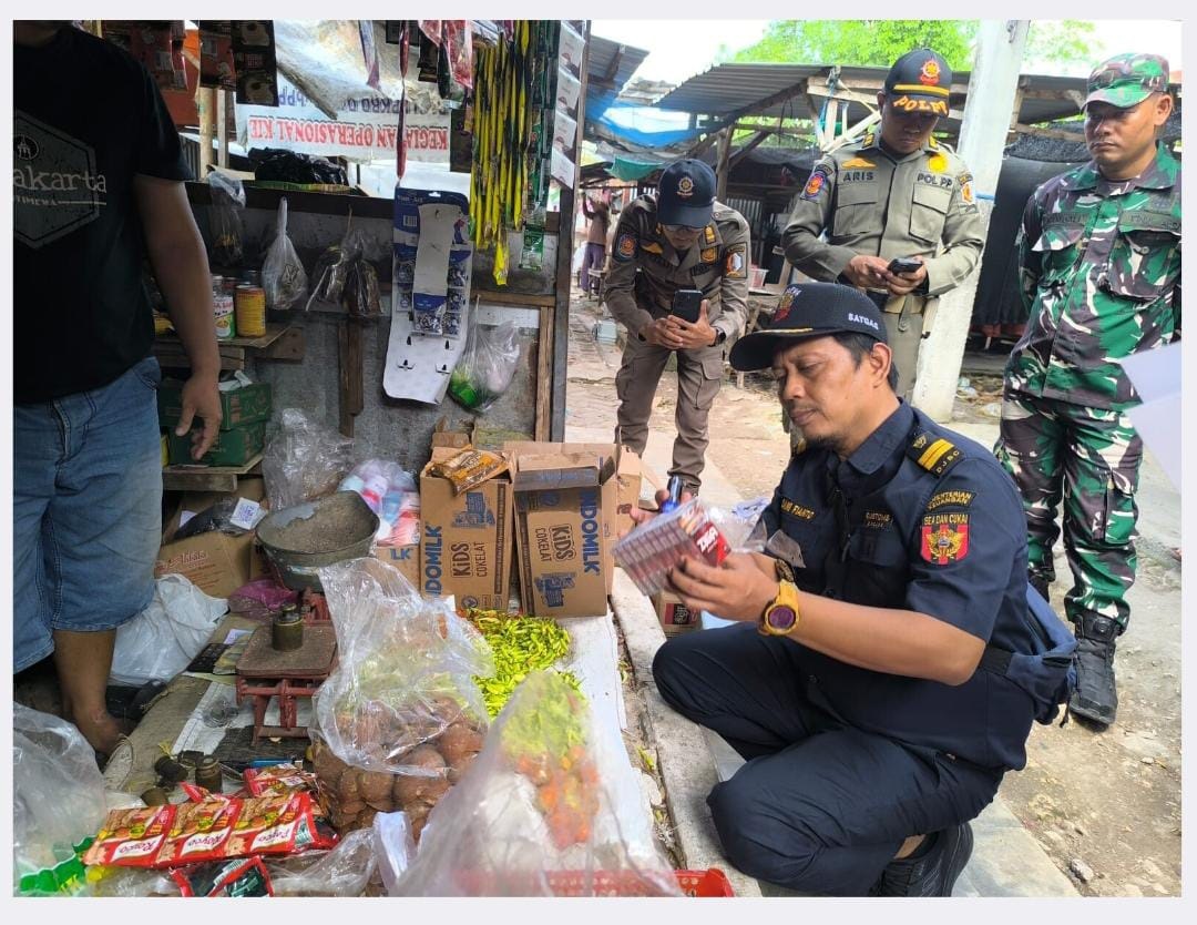 OPERASI: Tim gabungan dari Satpol PP dan Bea Cukai gelar operasi lapangan menyasar toko kelontong, pasar desa, higga jasa ekspedisi guna meneka peredaran rokok ilegal.