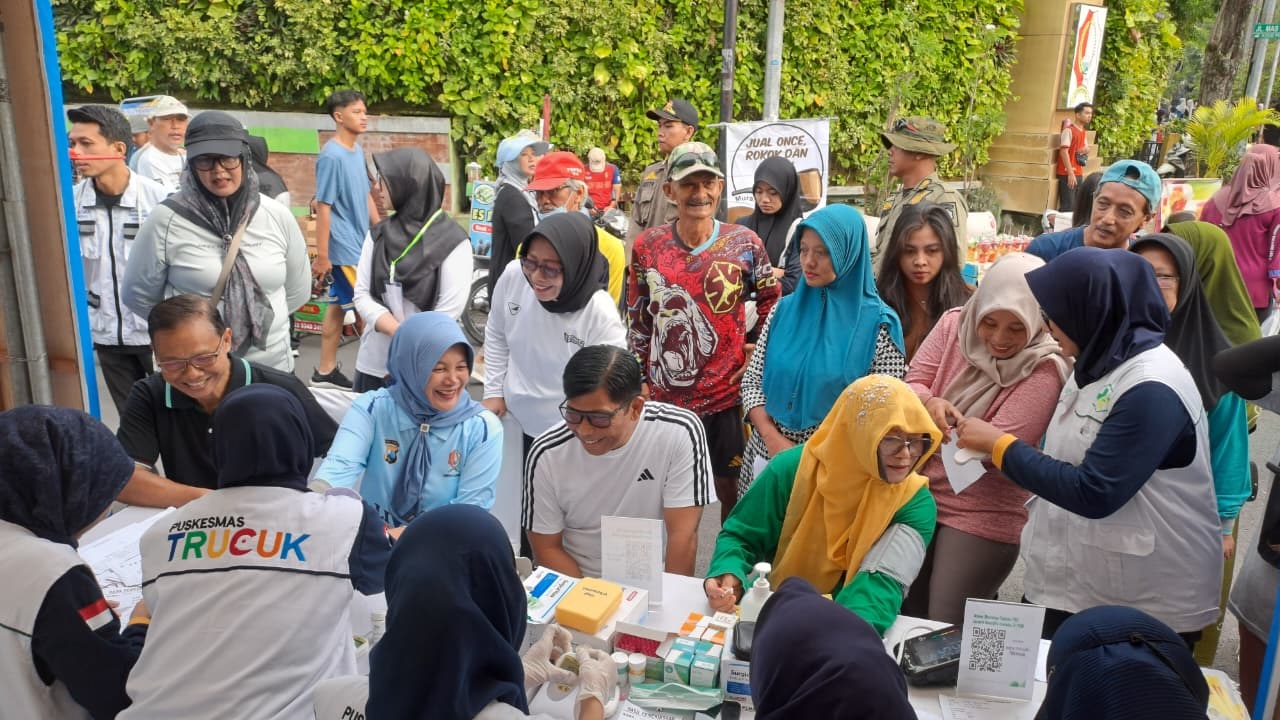 CEK KESEHATAN: Wakil Bupati Nurul Azizah didampingi Sekda Edi Susanto cek kesehatan di acara kampanye temukan dan obati sampai sembuh (TOSS) TBC pada Minggu (9/11/2025).