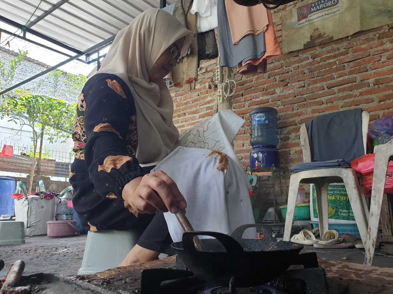 TELATEN: Tatik, Ketua Kelompok Batik Sambiloto sedang membatik.