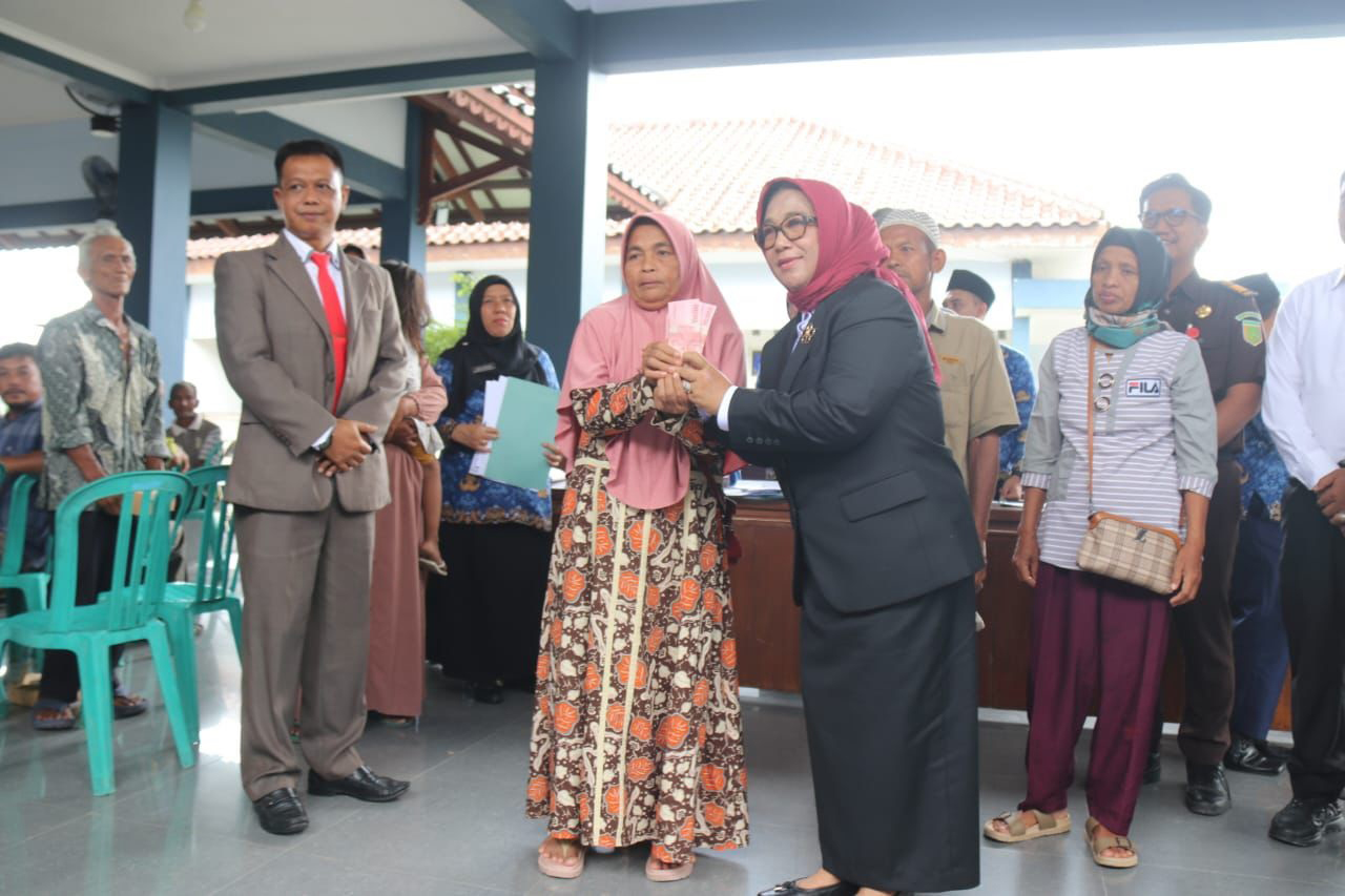 TERIMA MANFAAT: Bulan ini sebanyak 3.888 petani tembakau menerima bantuan DBH-CHT tahap pertama.