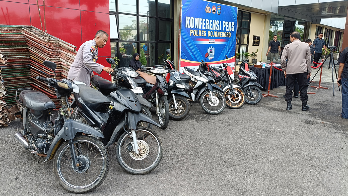 Personel Polres Bojonegoro memajang barang bukti kasus-kasus pencurian yang berhasil diselesaikan dalam Operasi Sikat Semeru di halaman Mapolres Bojonegoro pada Selasa pagi (11/11)