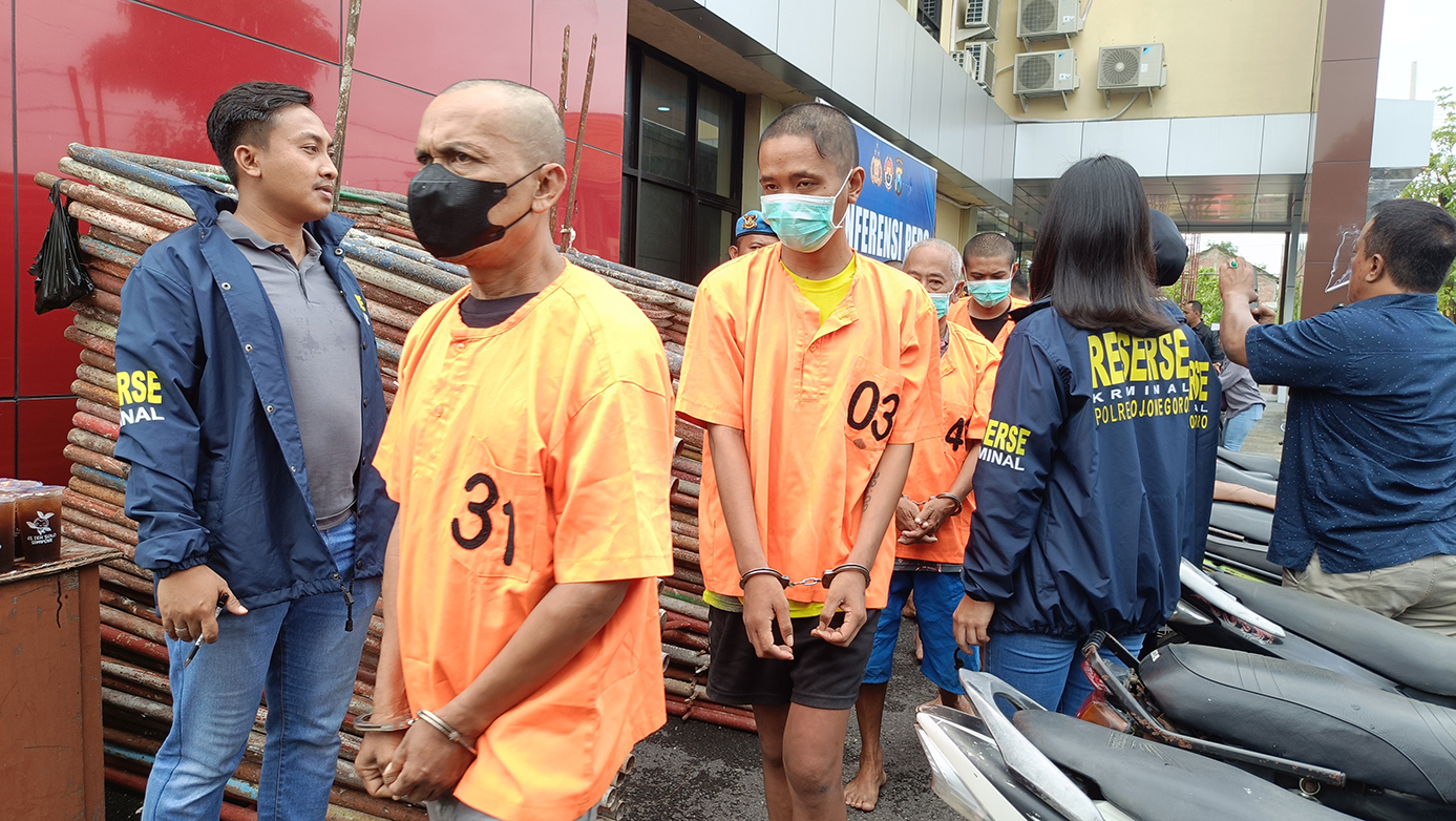 Pelaku tindak pencurian yang terjerat dalam Operasi Sikat Semeru, termasuk curnamor dibawa kembali ke ruang tahanan Polres Bojonegoro pada Selasa pagi (11/11)