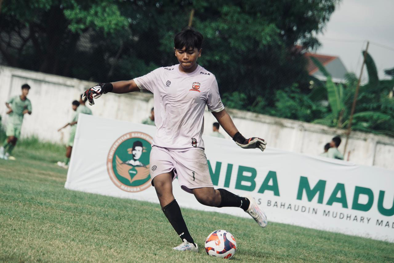 PENJAGA GAWANG: Zidane Ahmad Elfiansyah Putra menjadi penjaga gawang tim EPA Madura United FC U-16.