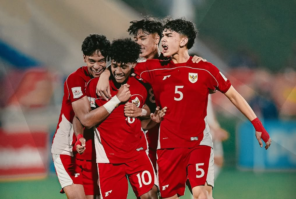 Para penggawa Timnas Indonesia mengerubungi Faldy Alberto Hengga (no. 10, dua dari kiri) setelah mengembalikan keunggulan Indonesia saat melawan Honduras pada Senin (10/11)