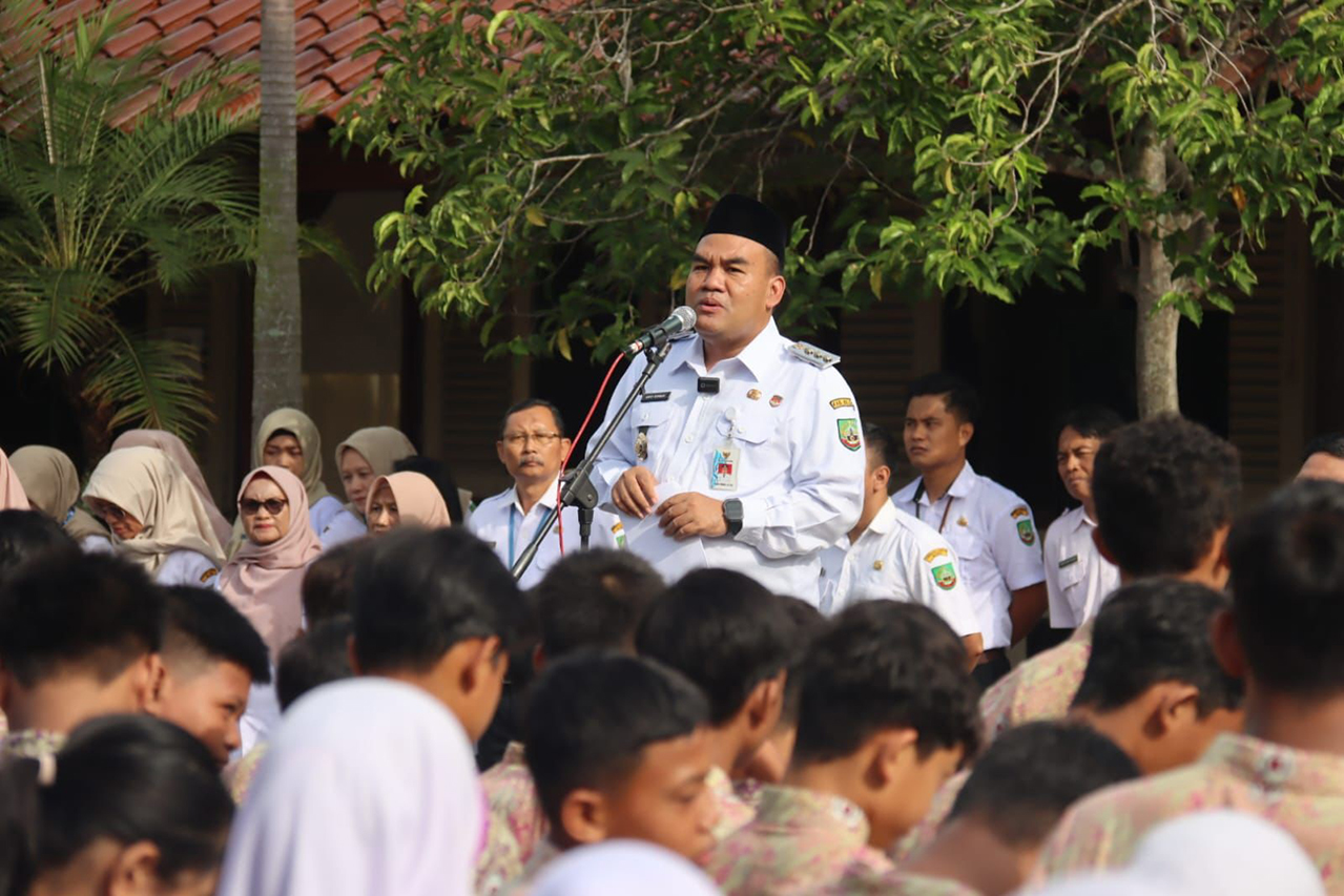 BERI PESAN: Bupati Blora, Arief Rohman saat menyampaikan pesan kepada guru dan siswa SMPN 1 Blora, guna mencegah aksi perundungan agar tak terulang.