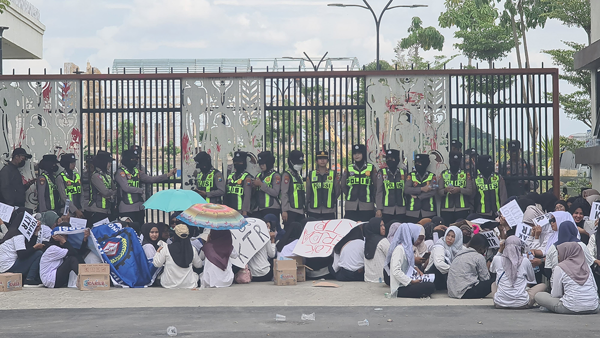 TOLAK RAPERDA KTR: Buruh pabrik rokok menggelar aksi di depan gedung DPRD kemarin (12/11) siang, peserta aksi menilai regulasi itu merugikan buruh dan petani tembakau. DPRD memastikan hanya mengatur
