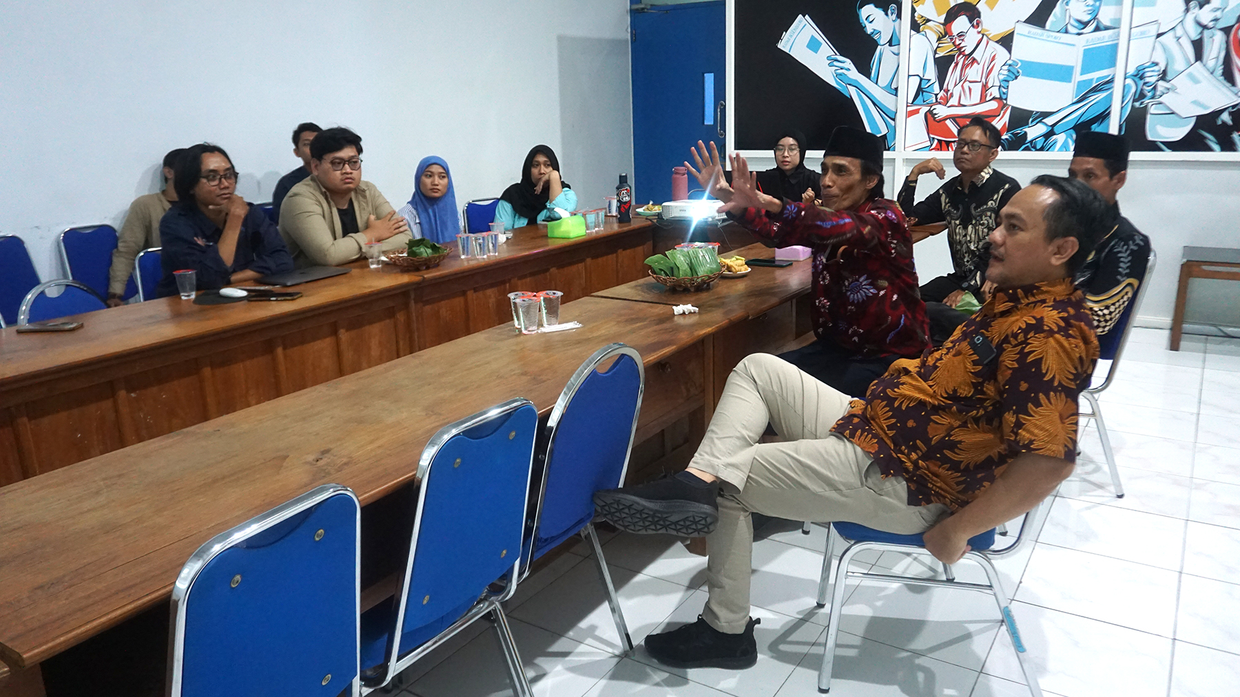 Panitia Penyelenggara Keterbukaan Informasi Publik Awards 2025 berdiskusi bersama kru Divisi Event Organizer Jawa Pos Radar Bojonegoro pada Kamis malam (13/11)