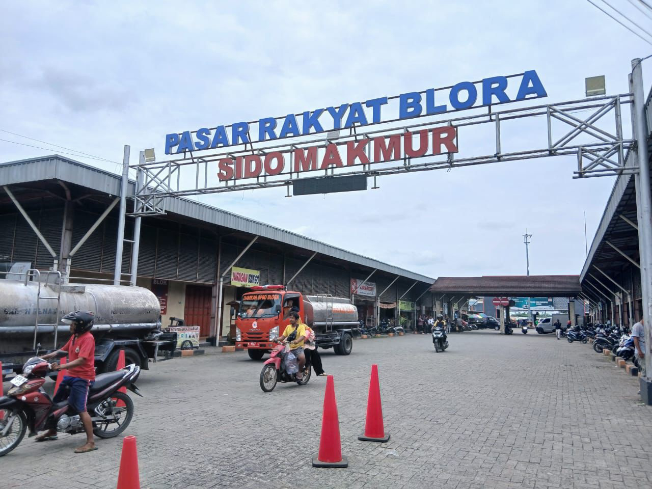 BAKAL TERTIBKAN: Dindagkop UKM Blora bakal mengambil langkah tegas terhadap pedagang yang berjualan di area jalan dan parkir.