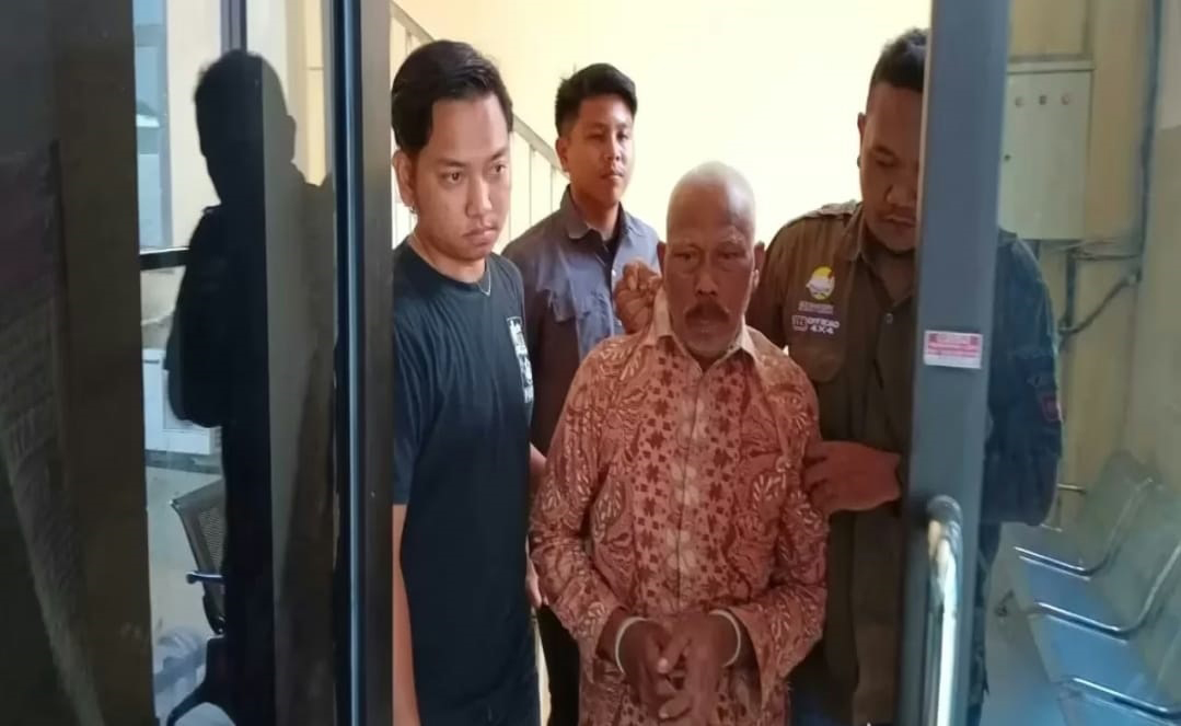 MENUNGGU TUNTUTAN: Sujito, terdakwa kasus pembunuhan menjalani sidang di PN Bojonegoro, agenda tuntutannya ditunda kali ke empat