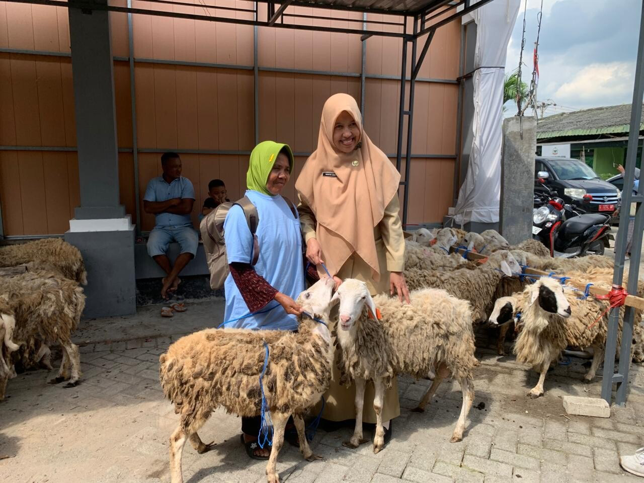 TERIMA BANTUAN DOMBA: Salah satu KPM di Kecamatan Kasiman menerima domba kesejahteraan.