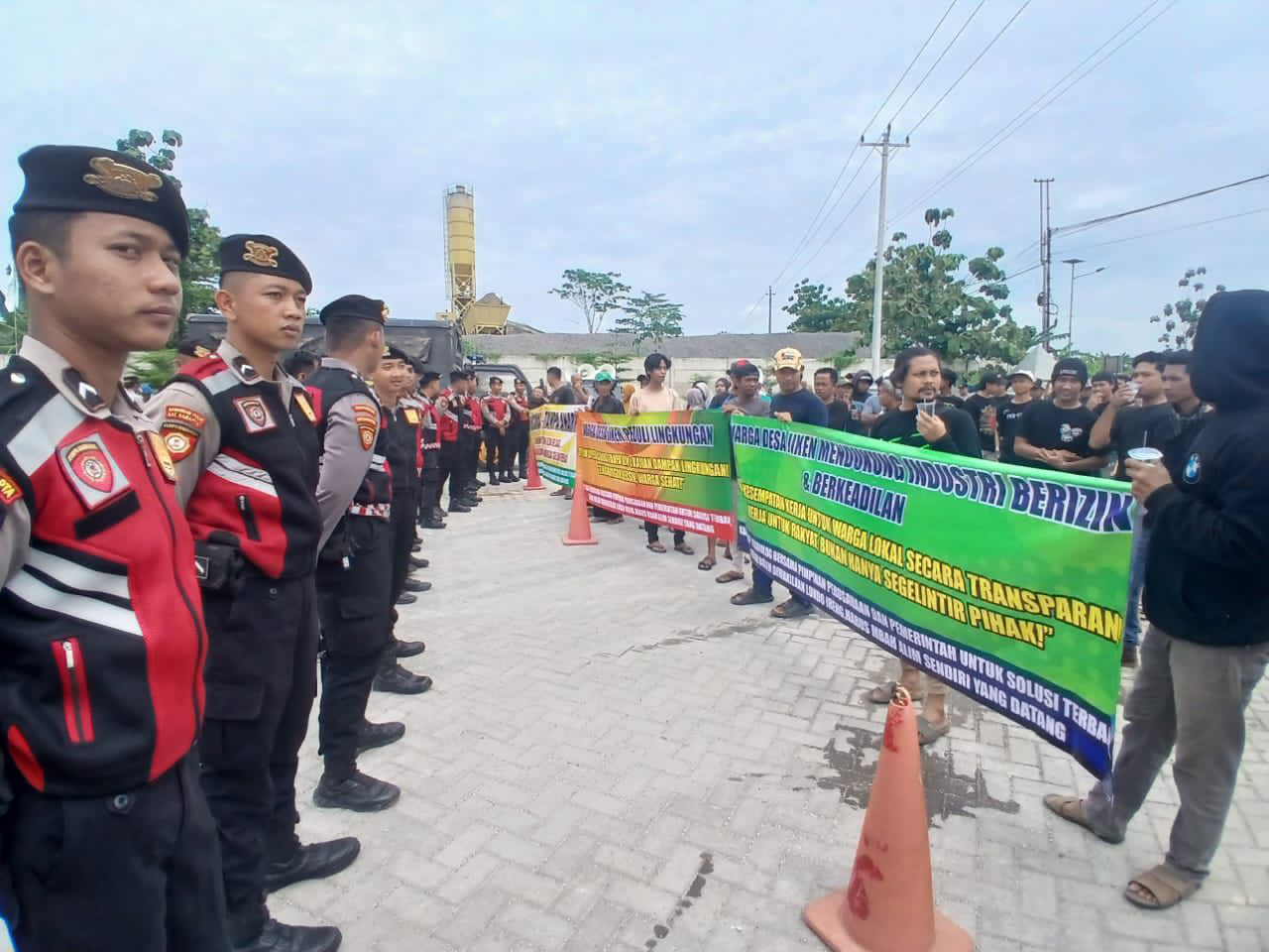 UNJUK RASA: Sekitar 50 warga Desa/Kecamatan Jiken gelar unjuk rasa di depan pabrik PT Pentawira sekitar pukul 09.00 WIB, Jumat (14/11).