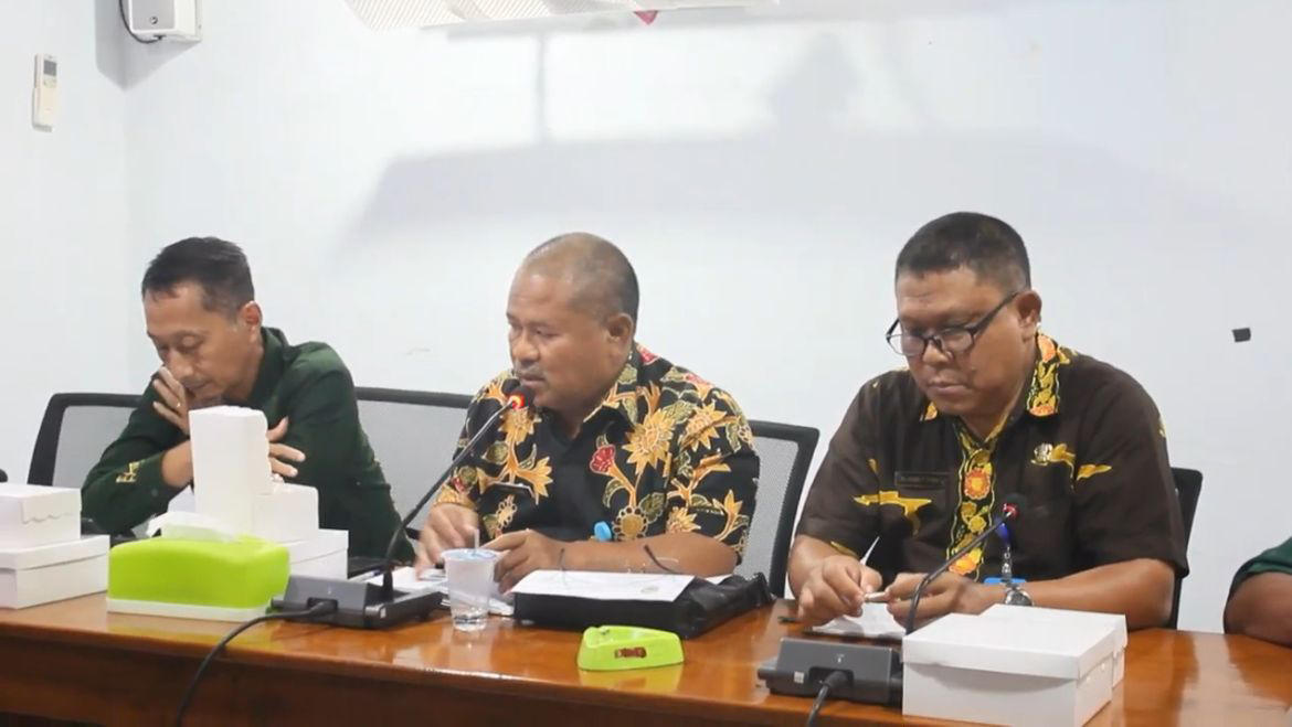 AUDIENSI: Sekretaris Dinas Pendidikan Blora Nuril Huda (tengah) saat audiensi terkait masalah perundungan yang terjadi di SMPN 1 Blora.