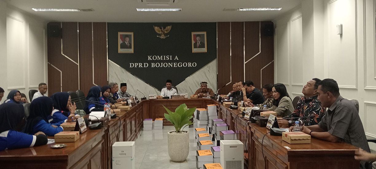 RAPERDA KTR: Rombongan FSP RTMM SPSI Bojonegoro diterima audiensi oleh Komisi A DPRD Bojonegoro perihal pembahasan Raperda KTR yang dianggap bisa mengancam mata pencaharian pekerja industri rokok.