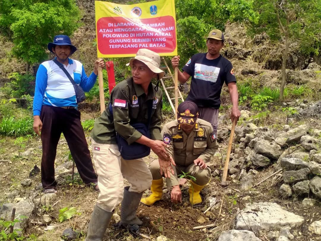 PENUTUPAN: Pihak Perhutani bersama petani sekitar Gunung Srimbi turut Desa Klino, Kecamatan Sekar secara resmi menutup akses menuju situs Gunung Srimbi, Rabu (12/11).