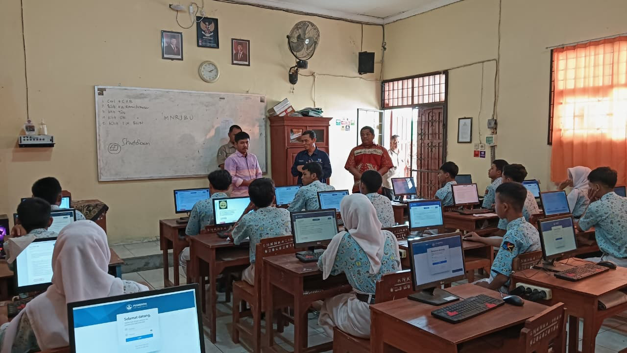 JALANI TKA: Siswa SMA sedang menajalani TKA, karen sebelumnya ada kendala, akan berlangsung TKA susulan Senin (17/11)