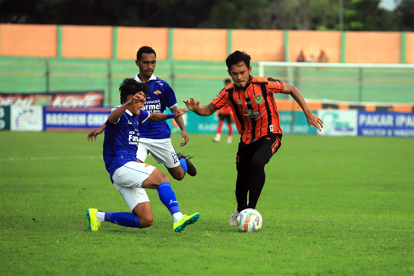 KEMBALI KE KOTA LEDRE: Dua mantan penggawa Persibo Bojonegoro Bayu Nugroho dan Rahel Radiansyah mulai berlatih bersama sepeninggal dilepasnya Osas Saha.