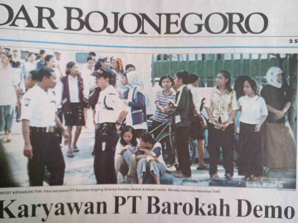 TUNTUT THR: Ratusan karyawan PT Barokah Angling Dharma Kalitidu, MPS PT HM Sampoerna menggelar aksi di halaman pabrik pada 25 November 2002 silam.