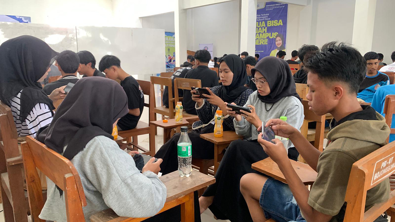 TEGANG: Sejumlah peserta kompetisi PUBG tengah fokus memandangi layar smartphone. Berharap jadi juara event perayaan kampus Universitas Terbuka (UT) di Bojonegoro.