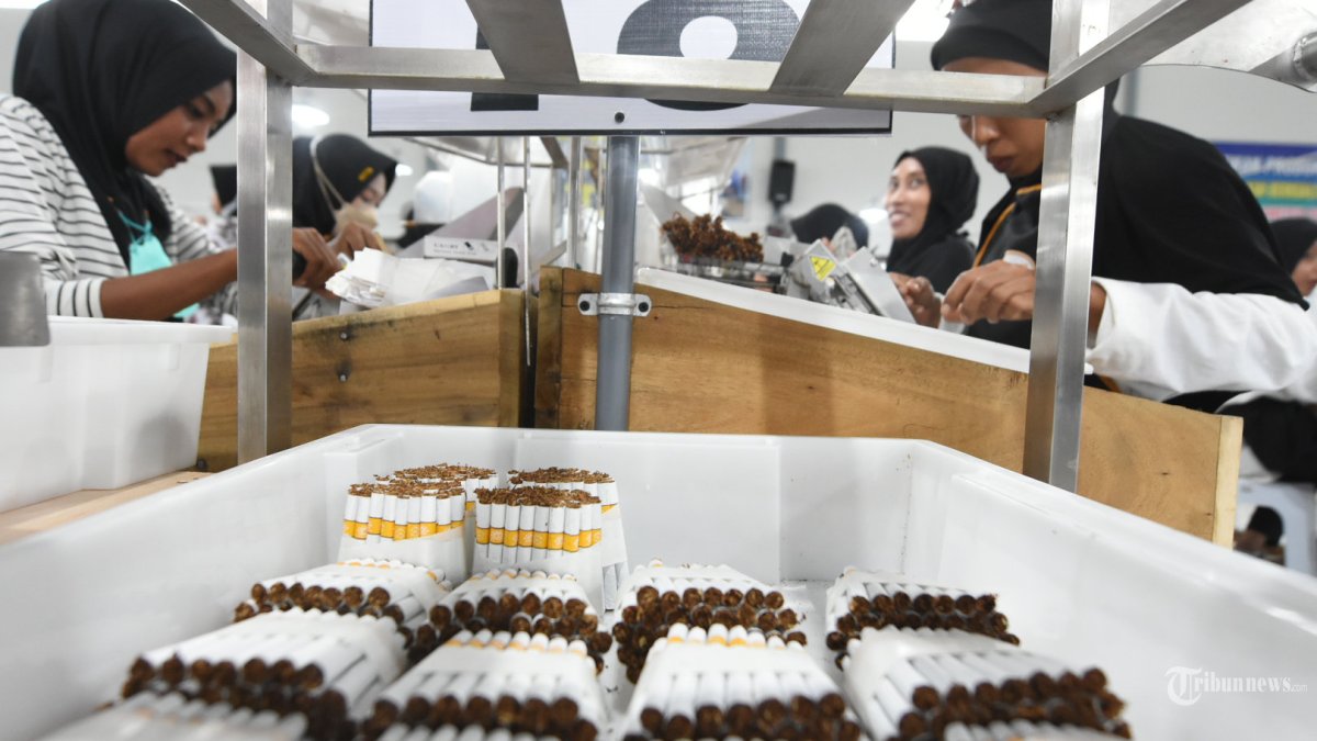GEMAR MEROKOK: Berdasar survei, 70 persen penduduk Indonesia gemar merokok.