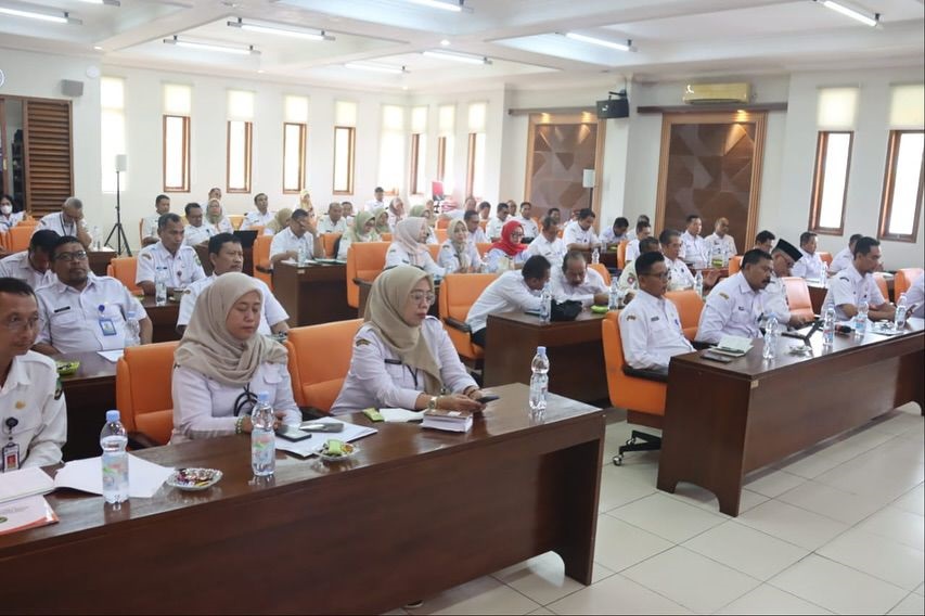 EFISIENSI: Para Pegawai Pemkab Blora mulai membiasakan rapat tanpa snack atau makanan berat.
